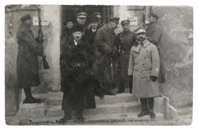 Warszawa, 1919. Premier Ignacy Jan Paderewski (na pierwszym planie) przed gmachem Sejmu.