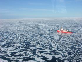 Arktyka kanadyjska. Sierpień 2007 r. Statek Louis St. Laurent monituruje rekordowy zanik pokrywy lodowej tej części Arktyki.