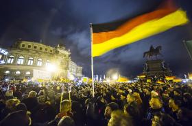 Znakiem firmowym Pegidy stały się poniedziałkowe marsze ulicami Drezna, nazywane też spacerami. Na pierwszy, zwołany na 20 października, przyszło 350 osób. 5 stycznia demonstrowało już 18 tys.