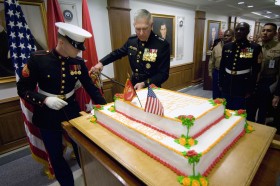 Mniej oficjalnie: urodziny 232. Korpusu Piechoty Morskiej. Gen. James T. Conway kroi tort.