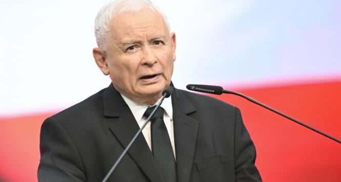 Jarosław Kaczyński wydaje oświadczenie w sprawie „Zielonej granicy” Agnieszki Holland, 22 września 2023 r. Odezwały się echa czasów, wydawałoby się, dawno minionych, a prezes PiS kolejny raz brzmiał – i grzmiał – jak Gomułka.