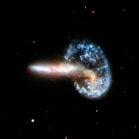 Wielka Niedźwiedzica. Zderzenie dwóch galaktyk. Odległość - 0,5 mld. lat świetlnych od Ziemi