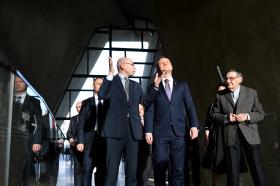 Dyrektor muzeum prof. Dariusz Stola, Andrzej Duda i Marian Turski podczas wizyty prezydenta w POLIN.