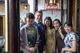Czy to wzrost prezydenta Dudy (182 cm) zrobił na chińskich dziewczętach takie wrażenie?
