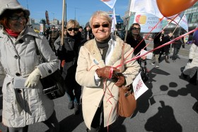 Barbara Labuda podczas XI wielkiej Manify Warszawskiej , która ruszyła pod hasłem „Solidarne w kryzysie, solidarne w walce”.