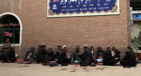 Erdaoqiao Market w Urumczi, stolicy Xinjiangu. Ujgurzy schodzą się tutaj na pilaw, czyli palący usta ryż z baraniną, herbatę, szklaneczkę jogurtu.