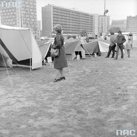 Przed wyjazdem warto wyposażyć się w namiot. Kiermasz sprzętu turystycznego przy zbiegu ul. Prostej i ul. Marchlewskiego w Warszawie, maj 1974 r.