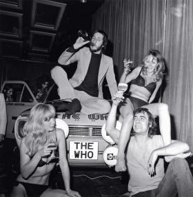Pete Townshend (na samochodzie) i Keith Moon świętują po wyścigu Forda, w którym sponsorowali jedno z aut, 1971 r.