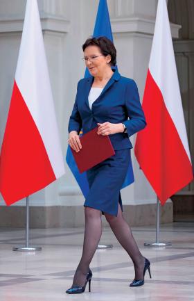 Polska premier wyraźnie upodobała sobie klasyczny granatowy kolor, choć w różnych odcieniach.