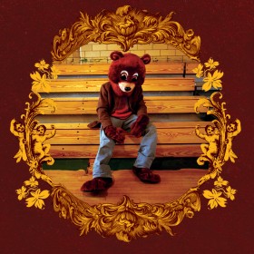 A teraz wróćmy do misiowo-okładkowych, bardzo grzecznych początków Kanyego. „College dropout” -  pierwsza płyta Kanyego, czyli smutny misiek.