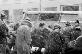 Milicyjna nyska przewracana przez gdańszczan (13-17 grudnia 1981 r.). Poza nielicznymi przypadkami wzajemnego usuwania się z ulic przez milicjantów i demonstrantów większość społeczeństwa…