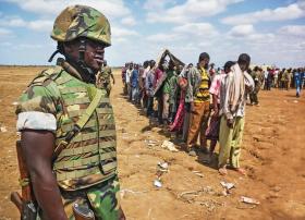 Ugandyjski żołnierz pilnuje pojmanych członków Al-Szabab.