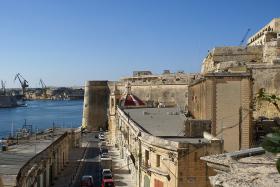 Ufortyfikowany brzeg półwyspu Sciberras, na którym zbudowano miasto Valletta. Niskie osadzenie kopuły widocznego na zdjęciu kościoła oraz całej zabudowy miało umożliwić prowadzenie ognia z dział ustawionych na murach.