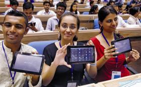 Hindusi nie czekali, aż iPad będzie tańszy - stworzyli tablet Aakash za 35 dol. sztuka.