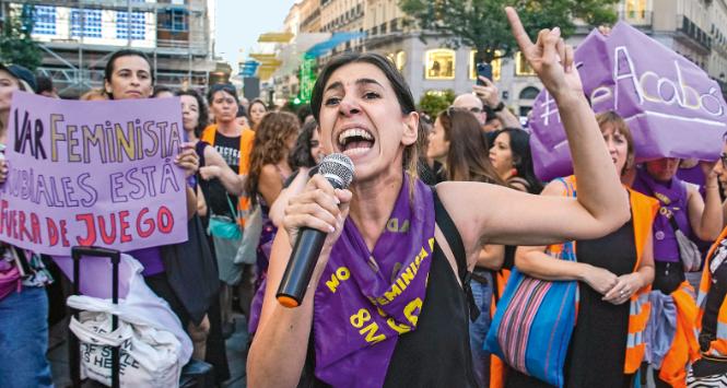 „Skończyło się” i „Rubiales na spalonym” – Madryt, demonstracja przeciwników prezesa RFEF.
