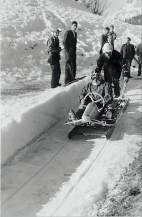 Początki przejazdów bobslejami w St. Moritz (Gryzonia). Pierwsze zawody bobslejów odbyły się w 1893 r. w Szwajcarii na górskiej drodze w St. Moritz, gdzie również założono pierwszy klub oraz w 1903 r. zbudowano pierwszy tor bobslejowy.