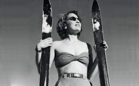 Zimowe przyjemności dla odważnych, czyli relaks w bikini na stoku Arosa. Zdjęcie wykonano w czasie II wojny światowej, ok. 1940 roku.