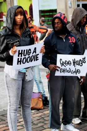 „Hug a Hoodie” (przytul dresiarza) to hasło, które pojawiło się w odpowiedzi na przemówienie Camerona o propagowaniu dobrych postaw w trudnym środowisku.