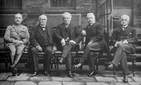 Od lewej: marszałek Francji gen. Ferdinand Foch, premier Francji George Clemenceau, premier Wielkiej Brytanii David Lloyd George, premier Włoch Vittorio Orlando, minister spraw zagranicznych Włoch Sidney Sonnino.