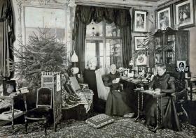 Kobiety z najbliższego otoczenia cesarzowej. Od lewej: Ida Ferenczy, dama dworu, i Franziska (Fanny) Feifalik, fryzjerka, 1891 r.