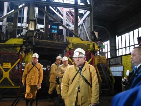 Leszek Miller przyjechał do kopalni Jas - Mos w Jastrzębiu w lutym 2002 roku, by obejrzeć miejsce tragicznego wybuchu, w którym zginęło 10 górników.