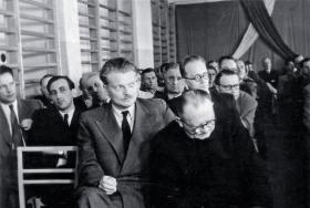 Pierwsze kroki w świecie polityki Tadeusz Mazowiecki (na fot. drugi od lewej) stawiał w środowisku PAX Bolesława Piaseckiego.