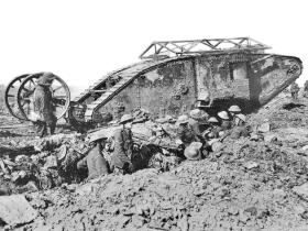 Czołg Mark I użyty w czasie bitwy nad Sommą (1916 r.). Koła widoczne za kadłubem służyły jako pomoc w sterowaniu.