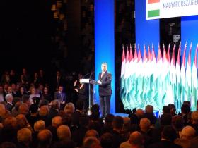 „Na scenie politycznej Węgier partia Fidesz zajmuje centralną pozycję”.