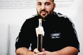 Mauro Barreiro, właściciel restauracji w okolicach Kadyksu, z buteleczką garum, którego dodaje do swoich potraw.