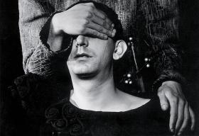 O Gustawie Holoubku w roli Hamleta krytycy pisali, że stoi obok postaci i jest od niej mądrzejszy, co w tym wypadku nie było komplementem.