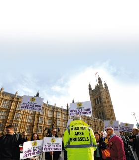 „Pocałuj mnie w d... Brukselo” – antyeuropejska demonstracja zwolenników Partii Niepodległości (UKIP) przed brytyjskim parlamentem w Londynie.