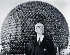Buckminster Fuller przed swą kopułą, pawilon USA na targach w Nowym Jorku, 1967 r.