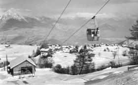 Miejscowość Nendaz, która oprócz stoków dla narciarzy i snowboardzistów jest bazą wypadową w okoliczne szczyty, jak np. masyw Monte Rosa. Często rozgrywane są tu zawody Pucharu Świata w snowboardzie. Na pierwszym planie stacja Tracouet, prowadząca koleją gondolową do Nendaz.