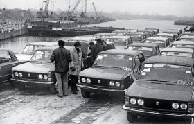 Załadunek Fiatów 125p w porcie na Kanale Żerańskim, 1976 r.