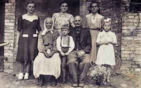 Rodzina po przesiedleniu w Konikowie, lata 50. (Irenka z kokardą, obok jej dziadek)