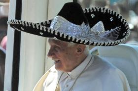25 marca 2012 r., Meksyk. Papież w innym, typowym dla tego krajun, nakryciu głowy.