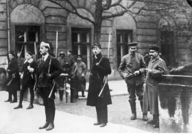Warszawa, 11 listopada 1918. Polacy pełnią straż przed Pałacem Namiestnikowskim. Na drugim planie rozbrojeni żołnierze niemieccy.