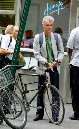 David Byrne do pracy przyjeżdża zawsze rowerem, w swoim biurze zainstalował prysznic.