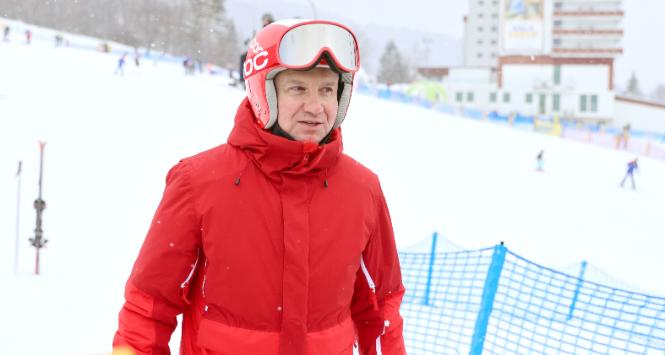 Prezydent Andrzej Duda na nartach w zakopiańskiej stacji Szymoszkowa. 27 lutego 2023 r.