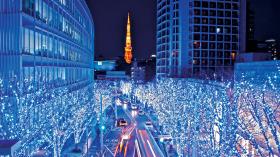 Jednorodne ledowe oświetlenie miejskie w Tokio.