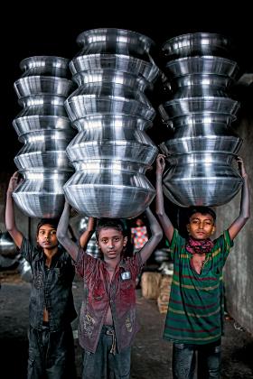 W etycznym inwestowaniu chodzi o uczciwość pod każdym względem. Firmy nie mogą choćby zatrudniać dzieci. Na fot: fabryka aluminium w Bangladeszu.