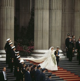 Ślub księżnej Diany i Karola w 1981 r,  podobnie  jak teraz ich syna Williama z Kate śledziło wiele milionów telewidzów. Medialna bajka porwała wiele serc.