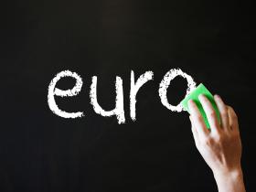 „Polska powinna trzymać sie z dala od euro”.