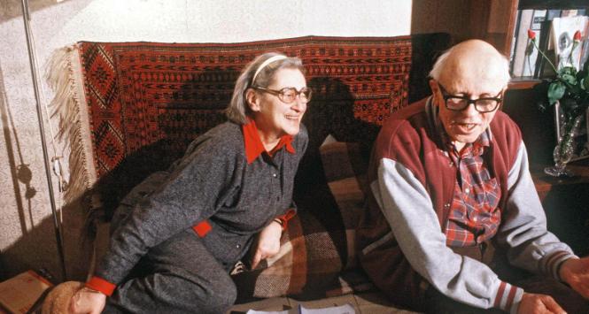 Andriej Sacharow z żoną Jeleną Bonner po powrocie z zesłania do Moskwy, 1986 r.