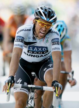 Hiszpański kolarz Alberto Contador dostał dwa lata dyskwalifikacji za wykrycie w organizmie niedozwolonych substancji, choć było go stać na dobrych prawników