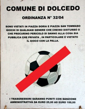 Zakaz gry w piłkę na głównym placu Dolcedo.
