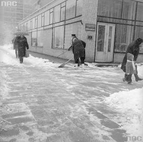 Ta sama zima, ten sam śnieg. Dla dorosłych to tylko kłopot. Warszawa, grudzień 1977r.