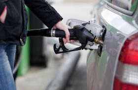 Nowa opłata drogowa przełożyłaby się na ceny paliwa, a to odczułyby miliony posiadaczy pojazdów mechanicznych.