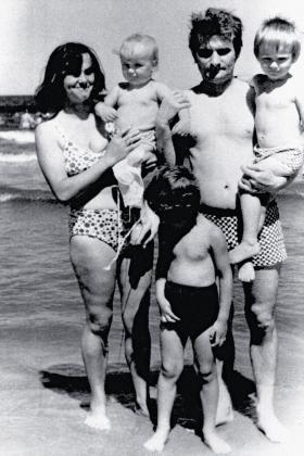 Lech Wałęsa z żoną Danutą i dziećmi na wakacjach, zdjęcie z połowy lat 70.