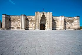 Charakterystyczna budowla seldżucka: karawanseraj przy dawnym jedwabnym szlaku między miastami Konya i Aksaray, X w.